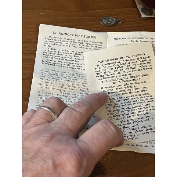 ASSORTED VINTAGE CHRISTIAN MEDALLIONS, CROSSES KEY CHAINS BROCHURES ESTATE - Picture 5 of 12